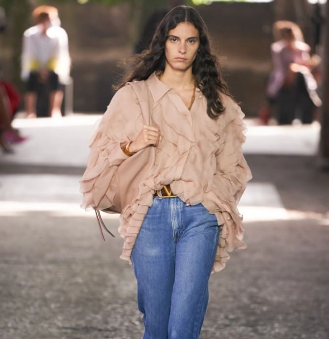 Elongated blouses: fashion models of 2023 11