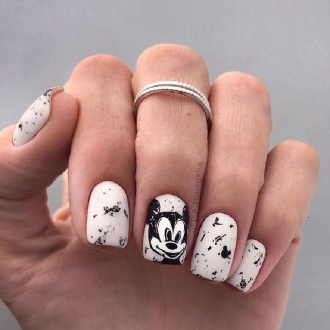 Mickey Mouse Manicure: Stylish Nail Design Options 12