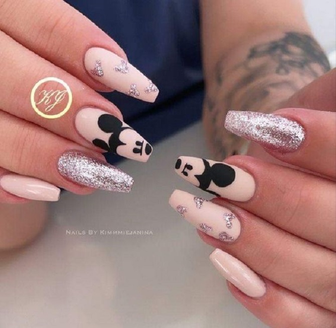 Mickey Mouse Manicure: Stylish Nail Design Options 4