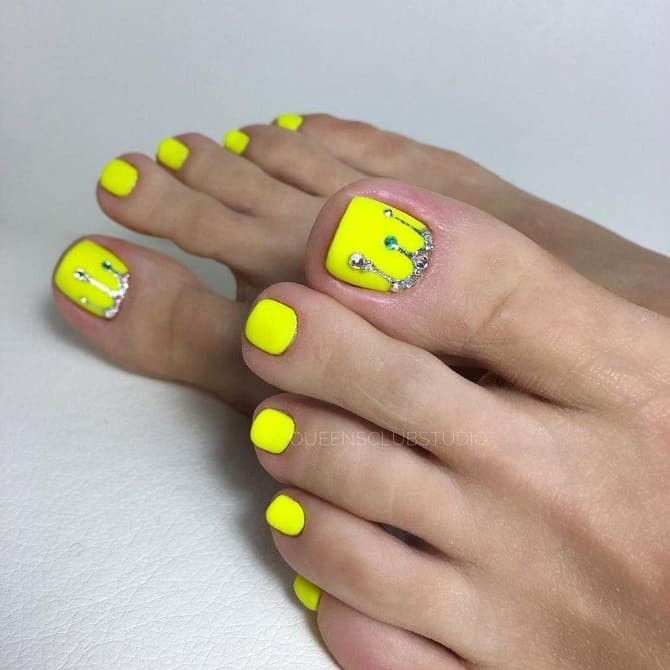 What will be the fashionable pedicure in 2023: the main trends 12