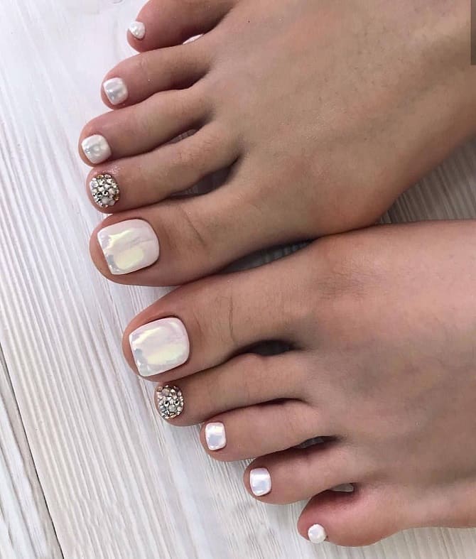 What will be the fashionable pedicure in 2023: the main trends 8