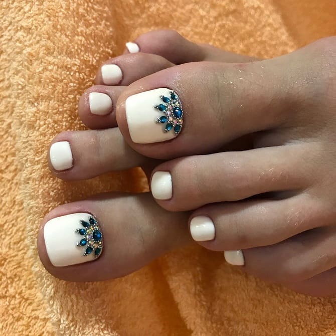 What will be the fashionable pedicure in 2023: the main trends 10