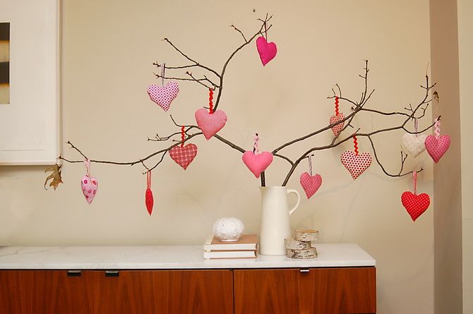 Wie man ein Haus zum Valentinstag dekoriert: einfache Deko-Ideen 22