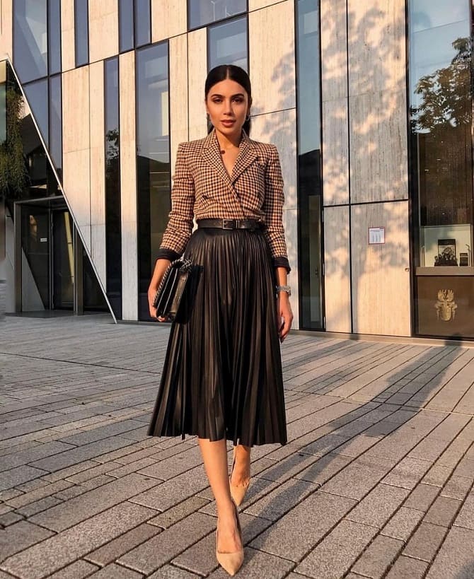 Black Pleated Skirt Styling Ideas  2023 #skirts #pleatedskirt #skirt  #summer #officewear 