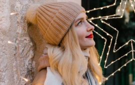 Идеальные прически для зимы, которые не испортит шапка