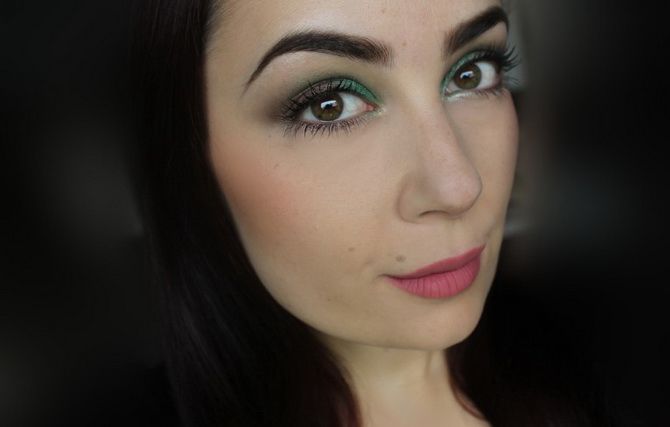 Makeup for green-brown eyes: what color palette to choose? 11