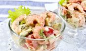 Einfache Garnelensalat-Rezepte: Was für den Tisch zu kochen
