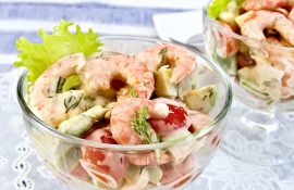 Einfache Garnelensalat-Rezepte: Was für den Tisch zu kochen