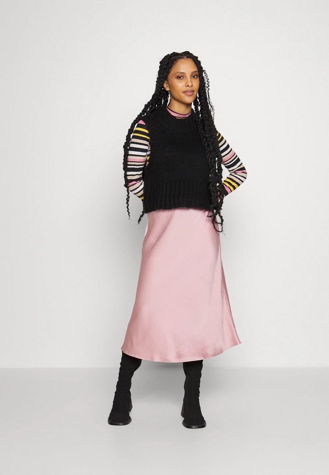 Satin midi skirt: an elegant item for all occasions 10