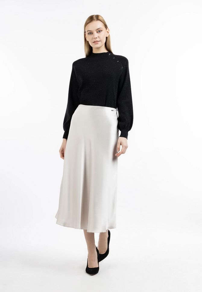 Satin midi skirt: an elegant item for all occasions 9