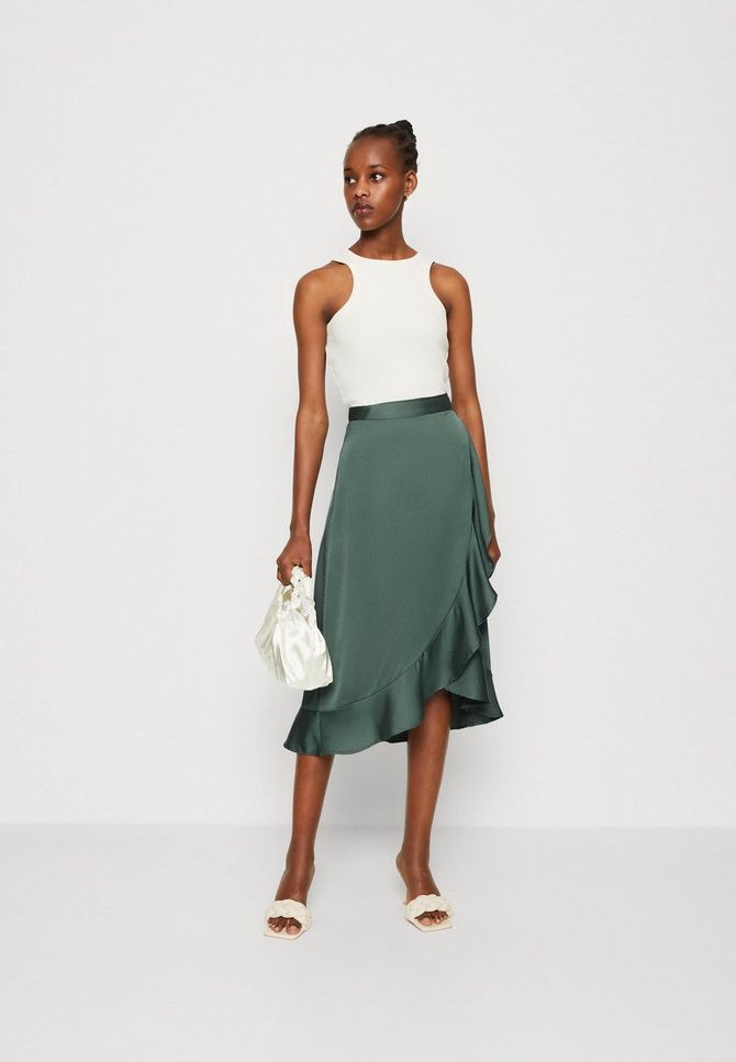 Satin midi skirt: an elegant item for all occasions 18