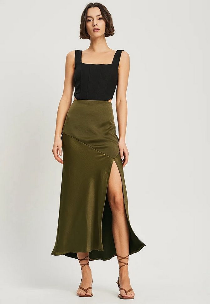 Satin midi skirt: an elegant item for all occasions 19
