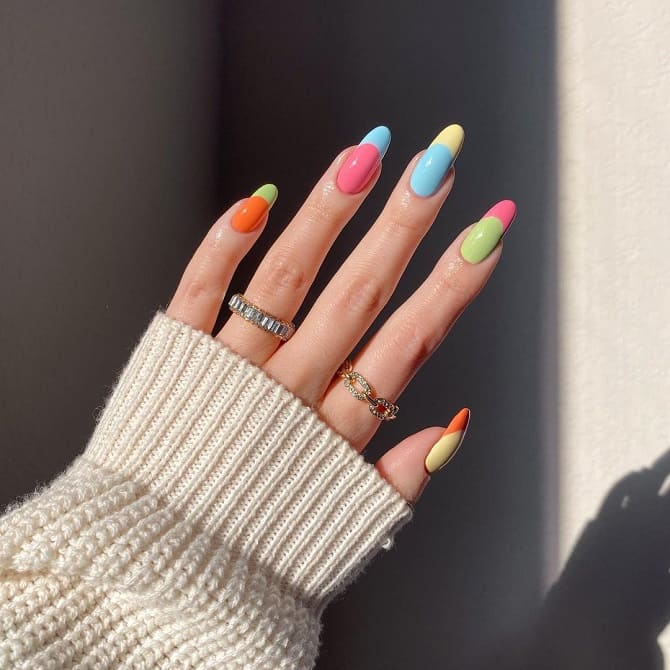 Цветной френч: модный дизайн ногтей 2023 года 2