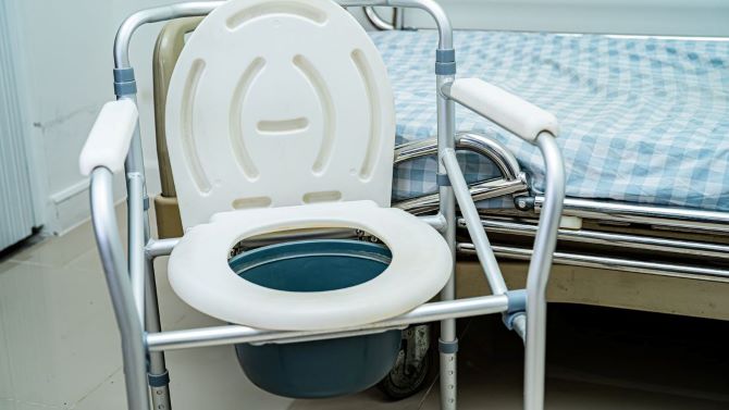 Как облегчить уход за людьми с инвалидностью: выбираем стул-туалет 1