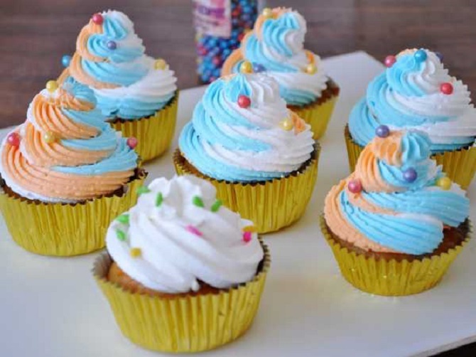 So dekorieren Sie Cupcakes am 8. März: Optionen zum Dekorieren von Leckereien 12