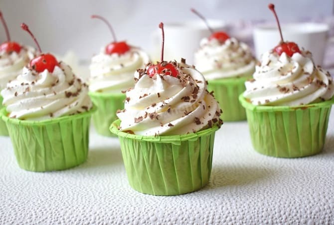 So dekorieren Sie Cupcakes am 8. März: Optionen zum Dekorieren von Leckereien 13
