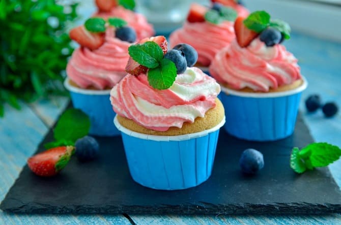 So dekorieren Sie Cupcakes am 8. März: Optionen zum Dekorieren von Leckereien 14