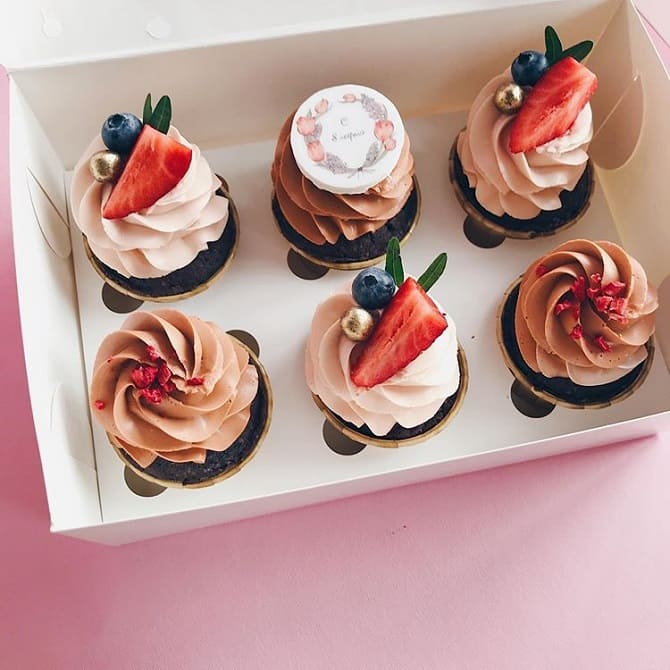 So dekorieren Sie Cupcakes am 8. März: Optionen zum Dekorieren von Leckereien 16