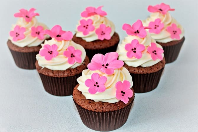 So dekorieren Sie Cupcakes am 8. März: Optionen zum Dekorieren von Leckereien 5