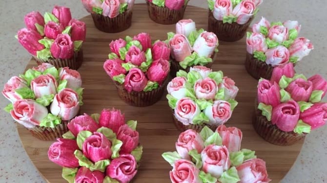 So dekorieren Sie Cupcakes am 8. März: Optionen zum Dekorieren von Leckereien 6
