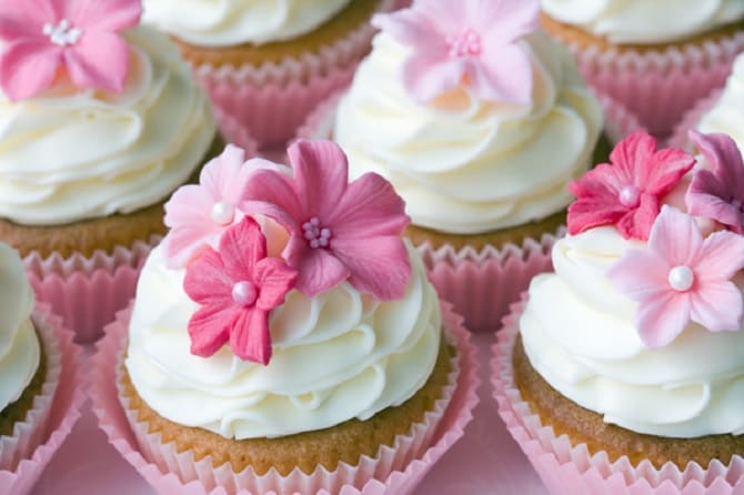 So dekorieren Sie Cupcakes am 8. März: Optionen zum Dekorieren von Leckereien 9