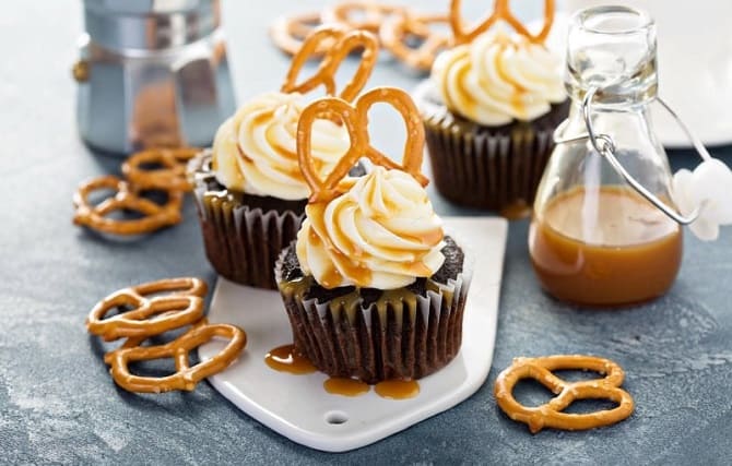 So dekorieren Sie Cupcakes am 8. März: Optionen zum Dekorieren von Leckereien 1