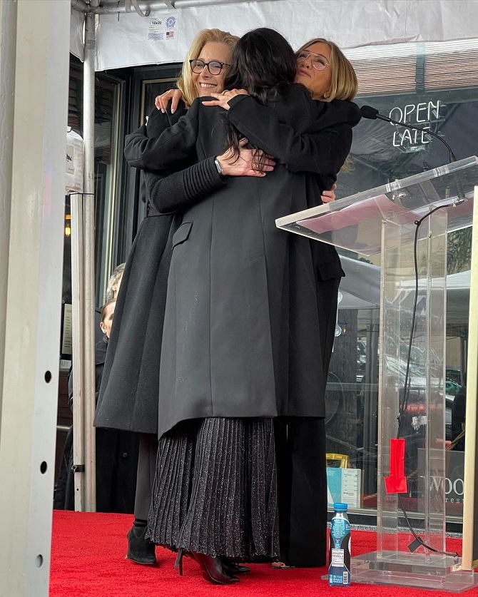 Courteney Cox erhält einen Stern auf dem Walk of Fame im Kreis von Jennifer Aniston und Lisa Kudrow 3