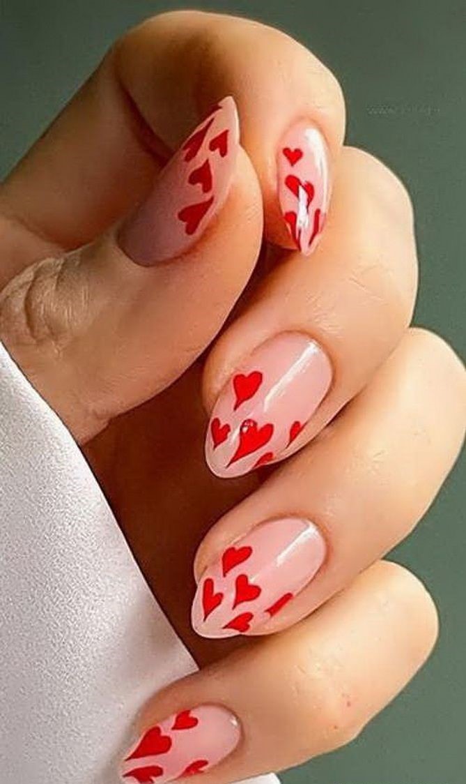 Romantic manicure with hearts for Valentine’s Day 2023 3