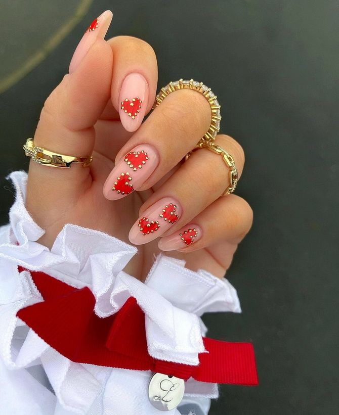 Romantic manicure with hearts for Valentine’s Day 2023 25