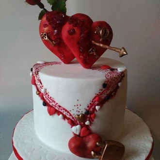 So dekorieren Sie einen Kuchen zum Valentinstag: schöne Dekoration von süßen Geschenken 12
