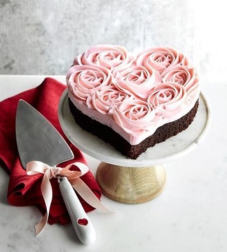 How to decorate a cake for Valentine’s Day: beautiful decoration of sweet gifts 17