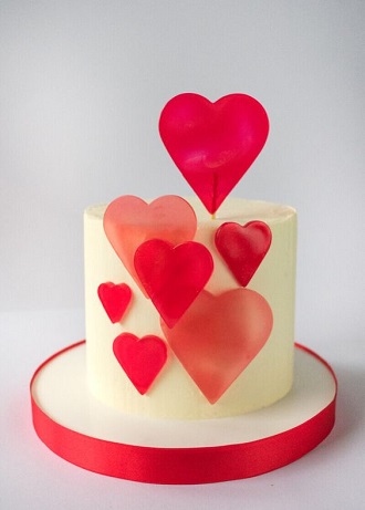 So dekorieren Sie einen Kuchen zum Valentinstag: schöne Dekoration von süßen Geschenken 3