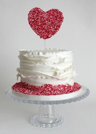 So dekorieren Sie einen Kuchen zum Valentinstag: schöne Dekoration von süßen Geschenken 4