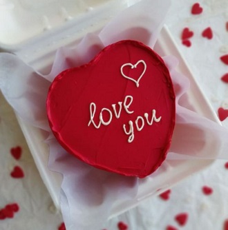 How to decorate a cake for Valentine’s Day: beautiful decoration of sweet gifts 8