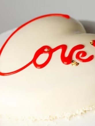 How to decorate a cake for Valentine’s Day: beautiful decoration of sweet gifts 10
