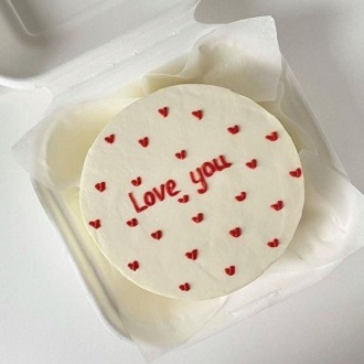 So dekorieren Sie einen Kuchen zum Valentinstag: schöne Dekoration von süßen Geschenken 1