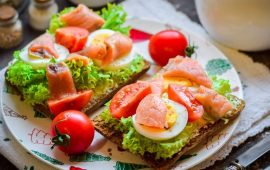 Leckere und gesunde Sandwiches zum Frühstück: einfache Rezepte mit Fotos (+ Bonusvideo)