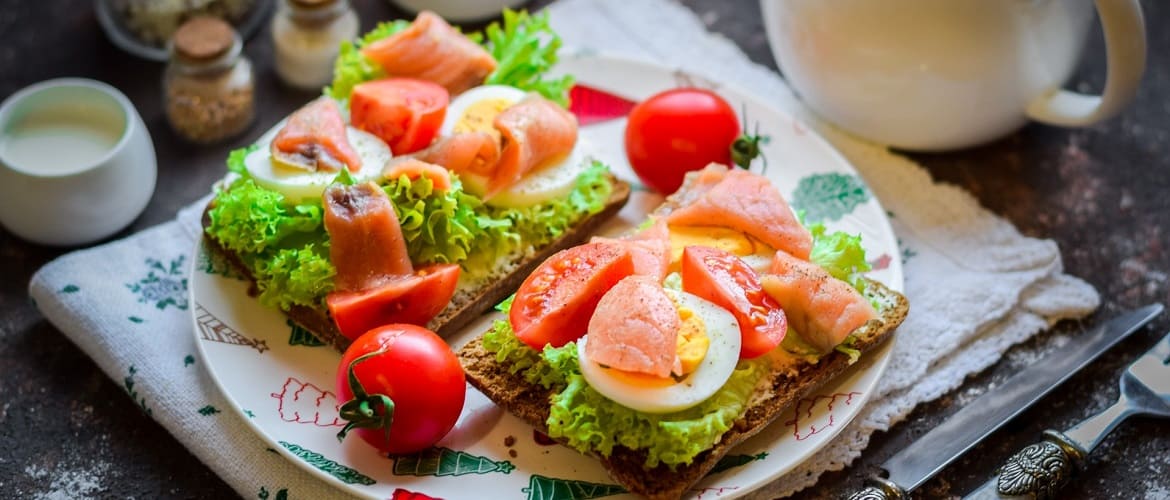 Leckere und gesunde Sandwiches zum Frühstück: einfache Rezepte mit Fotos (+ Bonusvideo)