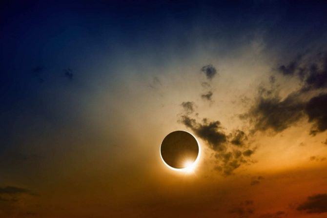 Молодик у квітні 2023: сонячне затемнення і ретроградний Меркурій 3