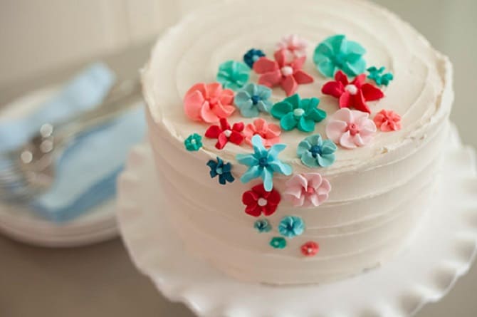 How to decorate a cake for March 8: fresh ideas, photos 4
