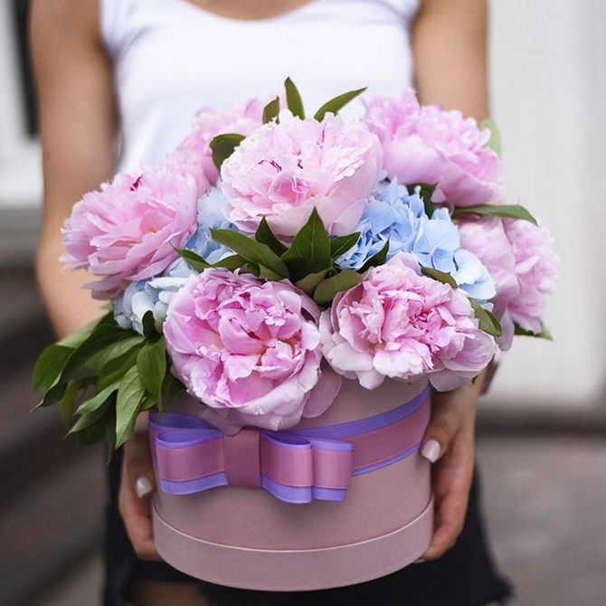Заявить о себе с букетом в шляпной коробке: модный способ отправить цветы 5