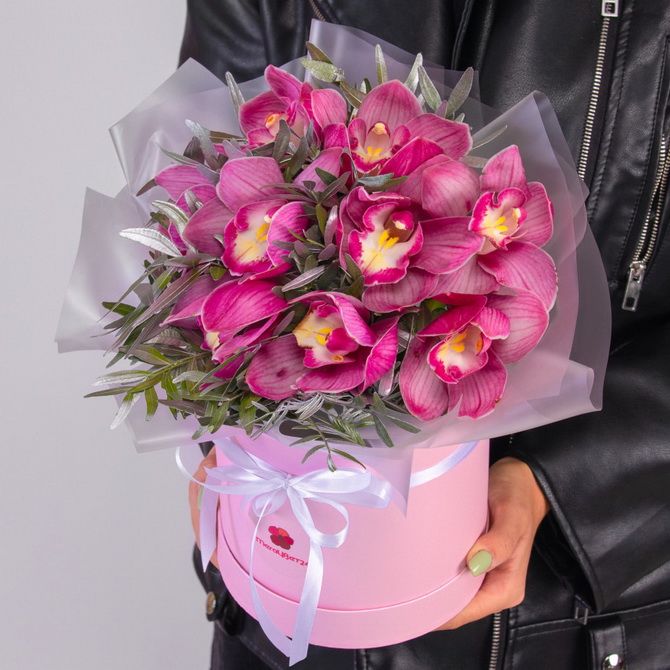 Заявить о себе с букетом в шляпной коробке: модный способ отправить цветы 6