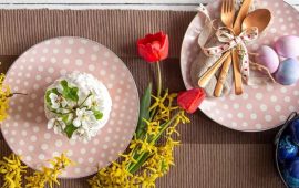 So dekorieren Sie einen Tisch zu Ostern: Deko-Ideen (+ Bonus-Video)