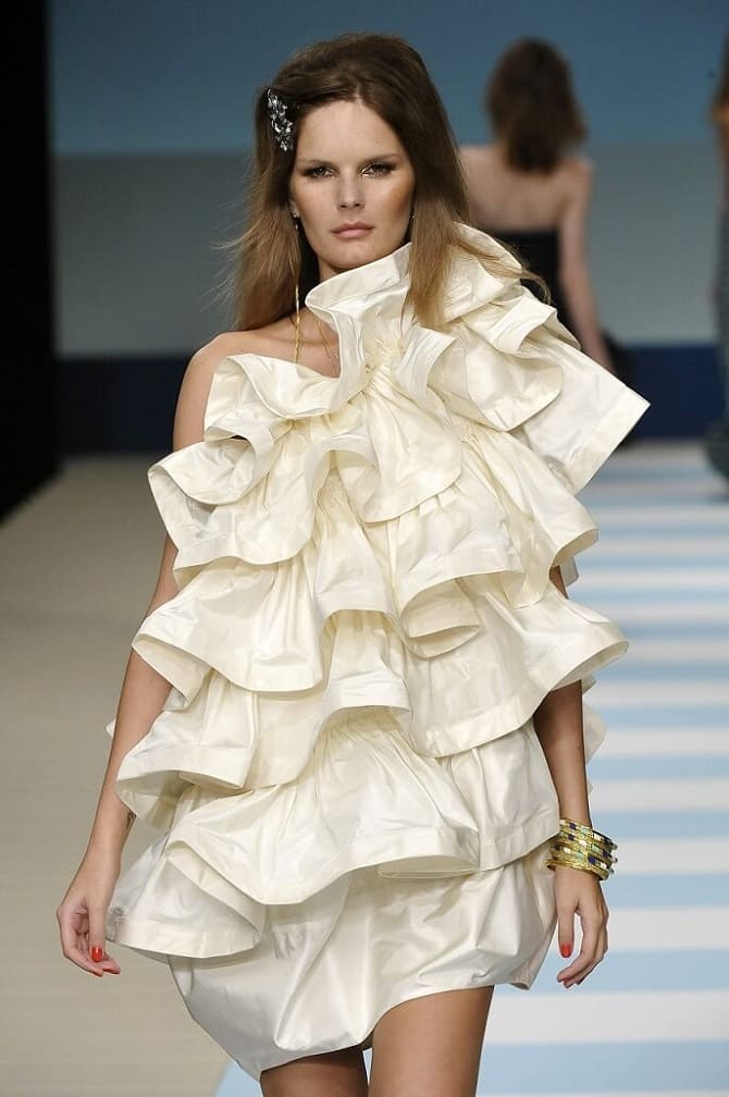 Fashionable dresses with frills for spring-summer 2023 (+ bonus video) 15