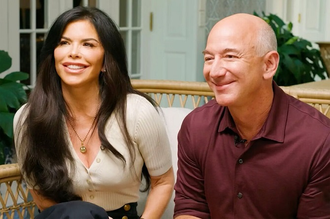 Jeff Bezos and Lauren Sanchez are engaged 1