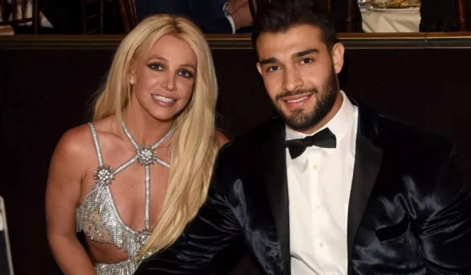 Britney Spears kicked her husband out of the house 2