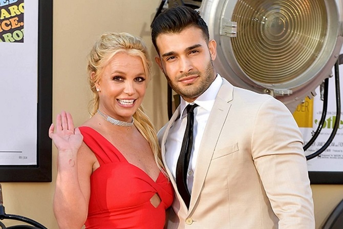 Britney Spears kicked her husband out of the house 1