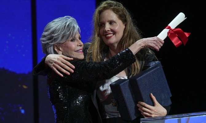 Jane Fonda throws an award at the winner’s head at the Cannes Film Festival 1