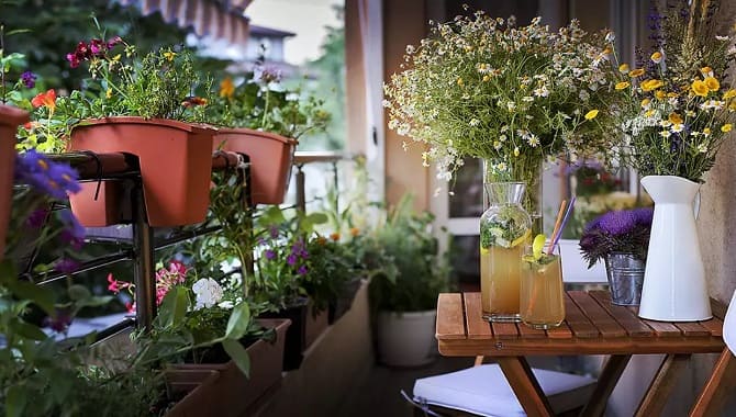 So schmücken Sie einen Balkon mit Blumen: stilvolle Ideen mit Fotos (+ Bonus-Video) 10