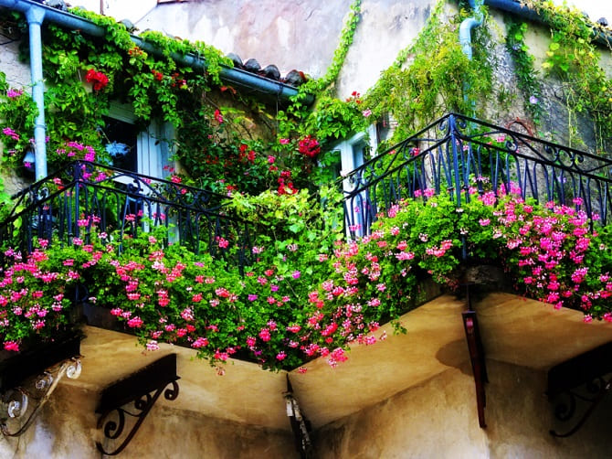 So schmücken Sie einen Balkon mit Blumen: stilvolle Ideen mit Fotos (+ Bonus-Video) 6
